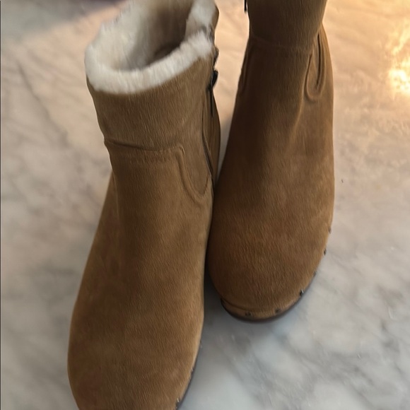 Cozy Tan Shearling-Lined Boots   Leather upper   Side zipper   Never worn - Picture 2 of 8